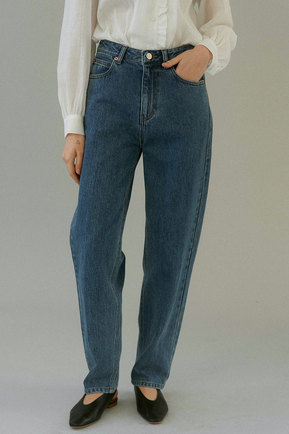 relaxed tapered jeans (classic blue)