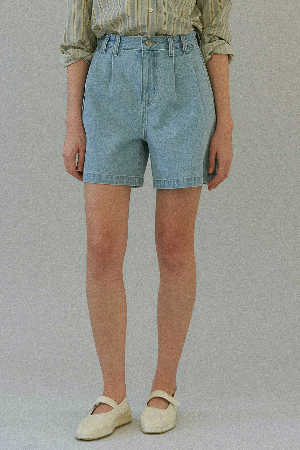 denim tuck shorts (light blue)
