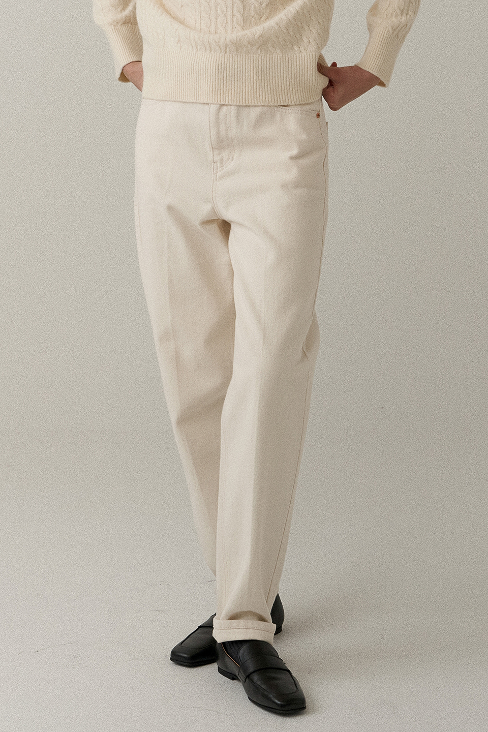 relaxed tapered jeans (cream)